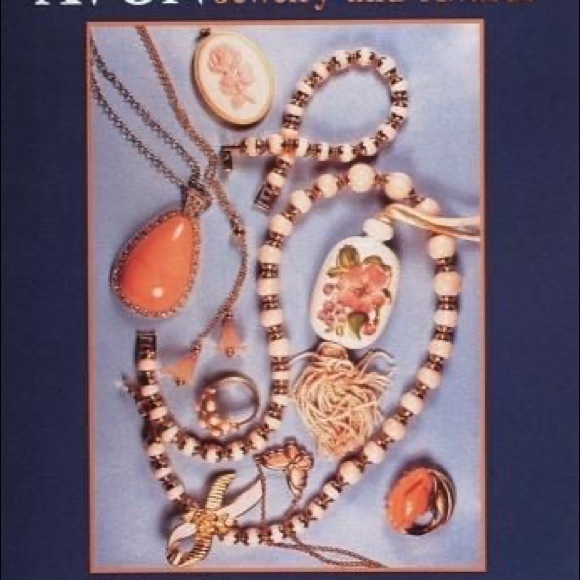 Avon Vintage Brooch Gold Toned With Porcelain Inset with Roses 2 inch Oval - Picture 6 of 7